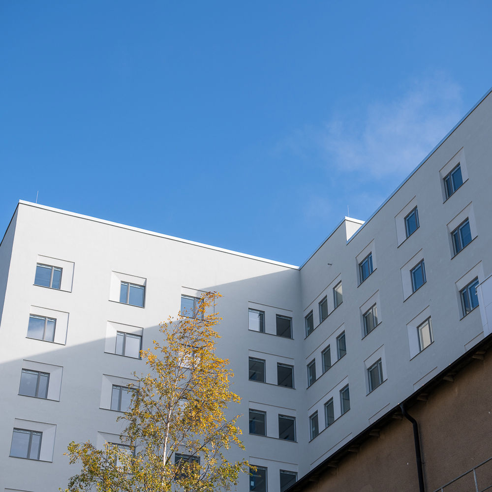 Södersjukhuset. Vit flervåningsbyggnad mot klarblå himmel