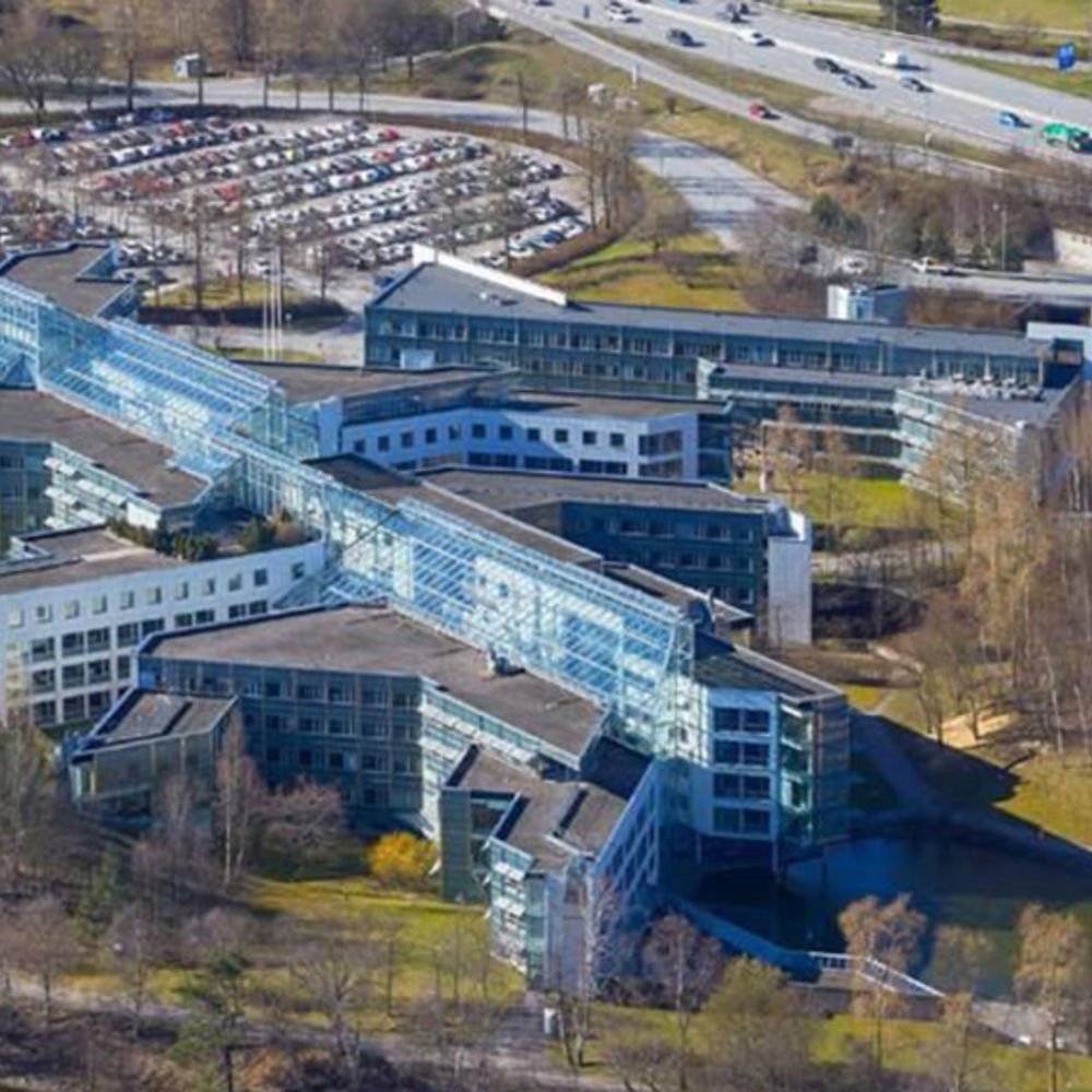 SAS-byggnaden, Frösundavik. Flygbild över stort kontorskomplex med många glasytor