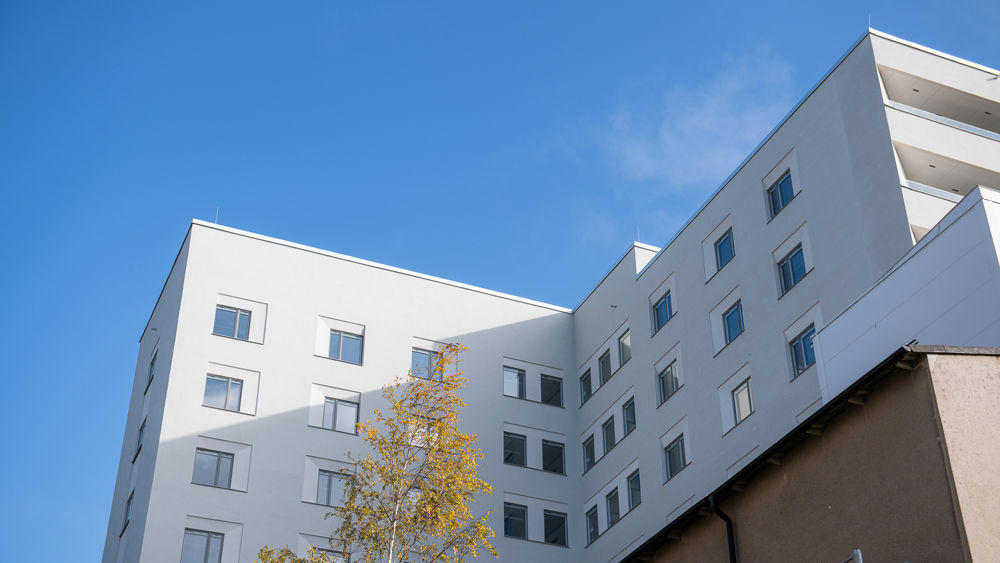 Södersjukhuset. Vit flervåningsbyggnad mot klarblå himmel
