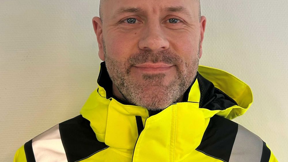 Porträtt på man i gula varselkläder:  Fredrik Pernmatt