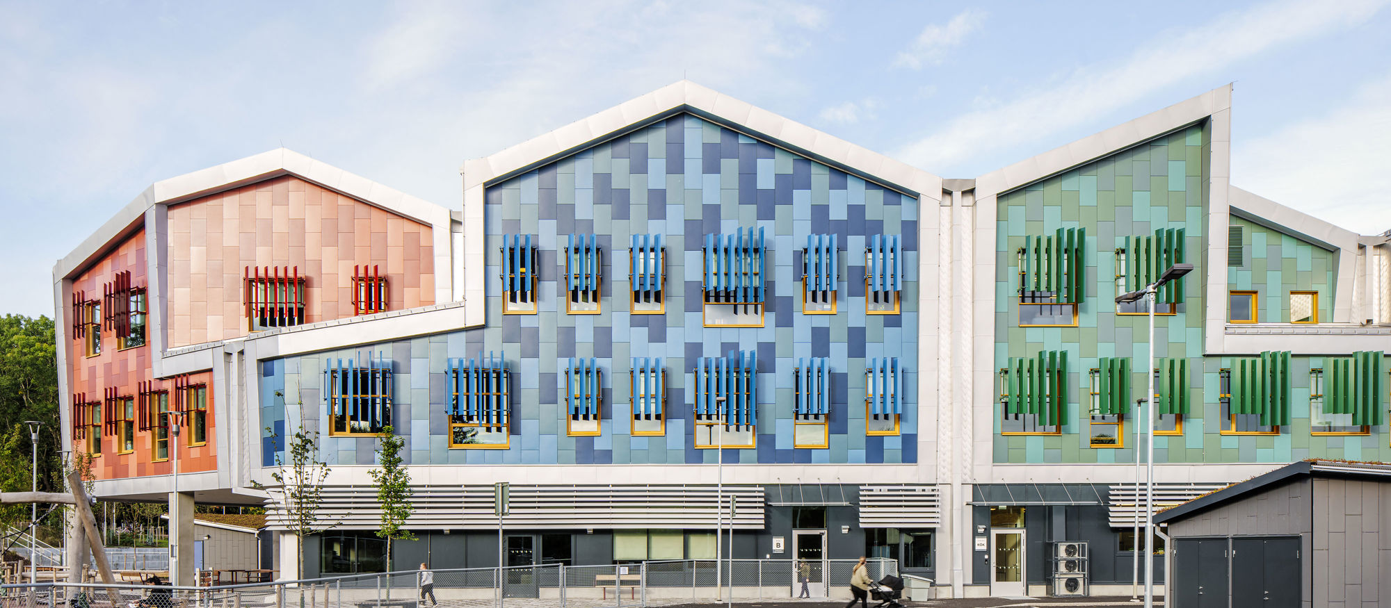 Torslandaskolan F-6. Tre huskroppar i flera våningar och glada färger